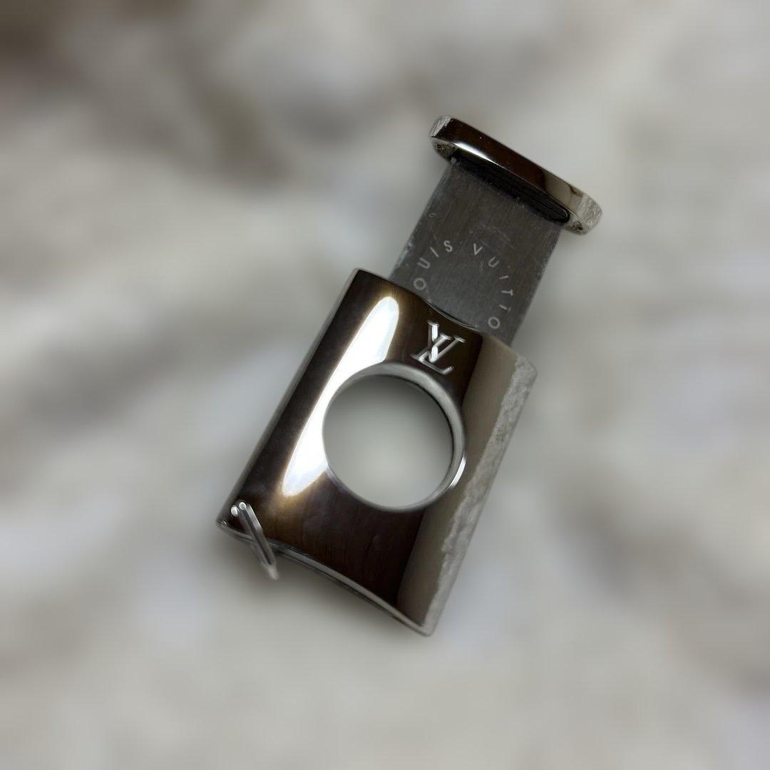 パープルレザー製のLouis Vuittonシガーカッター