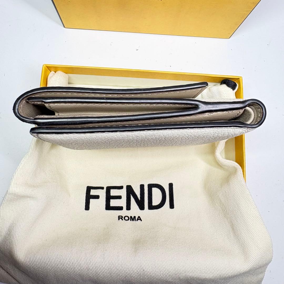 美品　フェンディ レザー ピーカブー セレリア　二つ折り財布　ホワイト