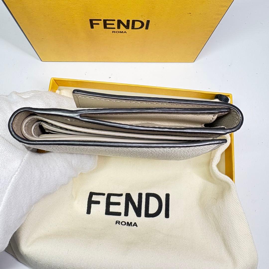 美品　フェンディ レザー ピーカブー セレリア　二つ折り財布　ホワイト