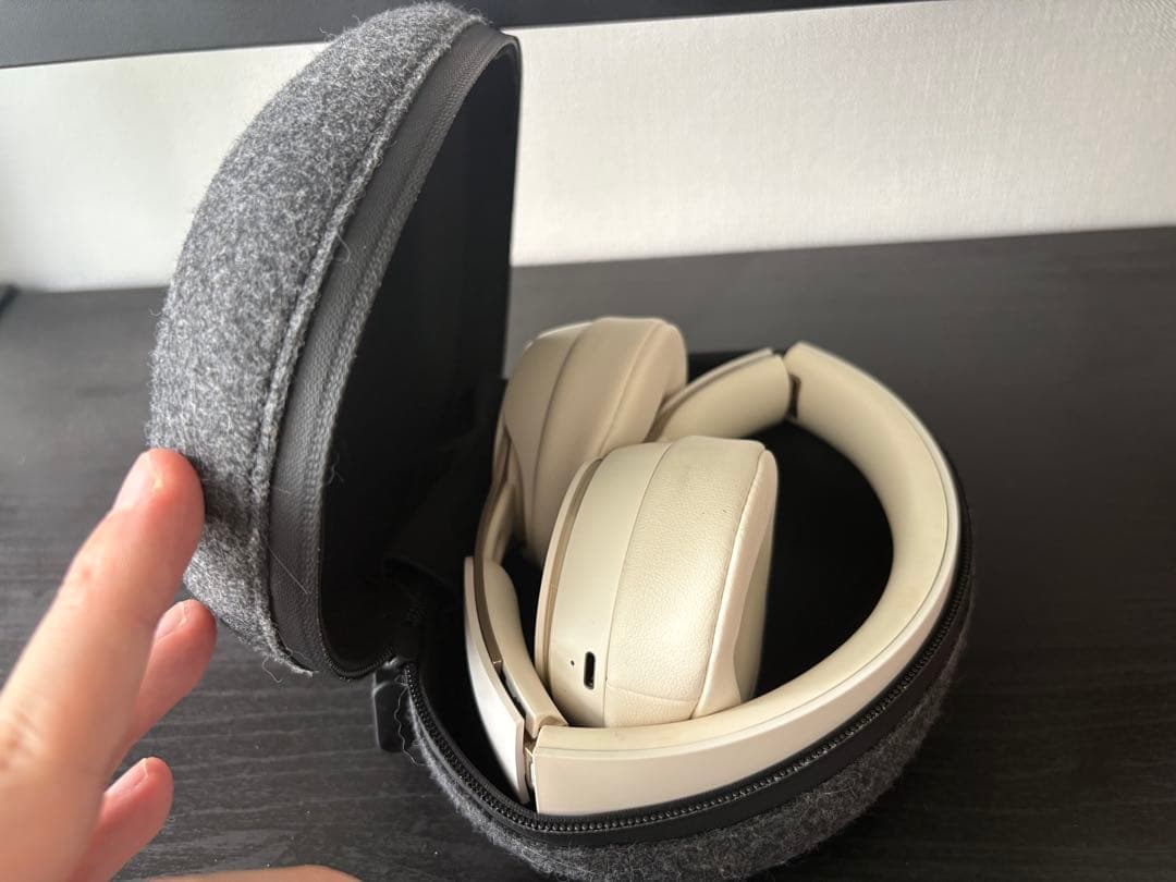 Beats Solo Pro ワイヤレスヘッドホン アイボリー　ケース付き