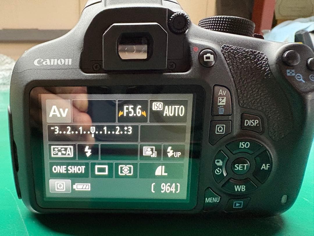 Canon EOS Kiss X70 デジタル一眼レフカメラ