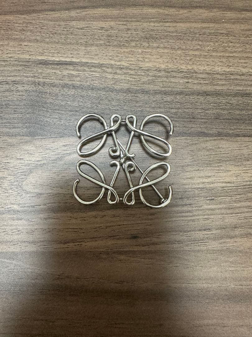 ロエベ　ブローチ