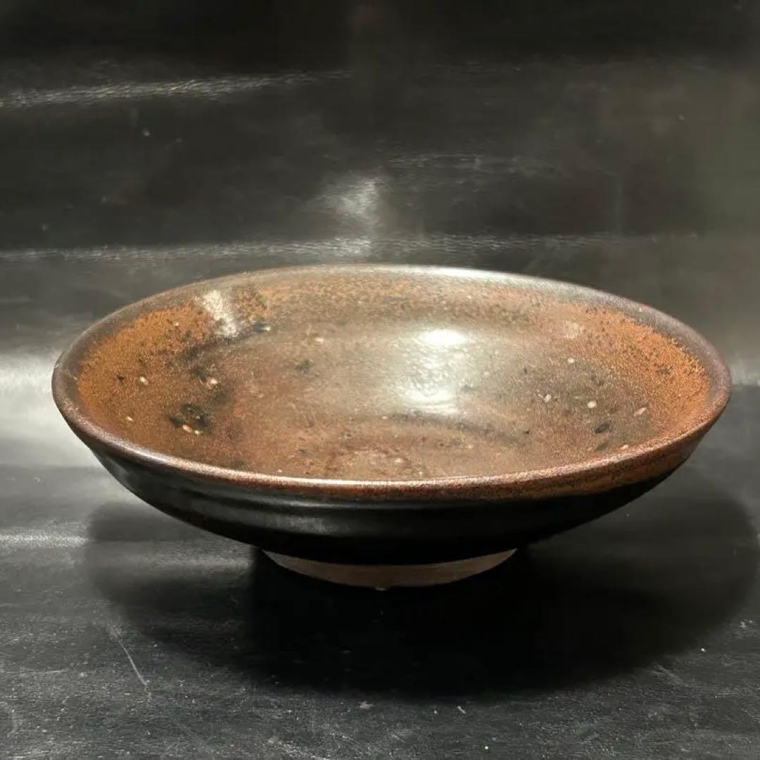 美しい古美術◾️蔵からかなり美しい黒い釉薬の天目平茶碗が出てきました。