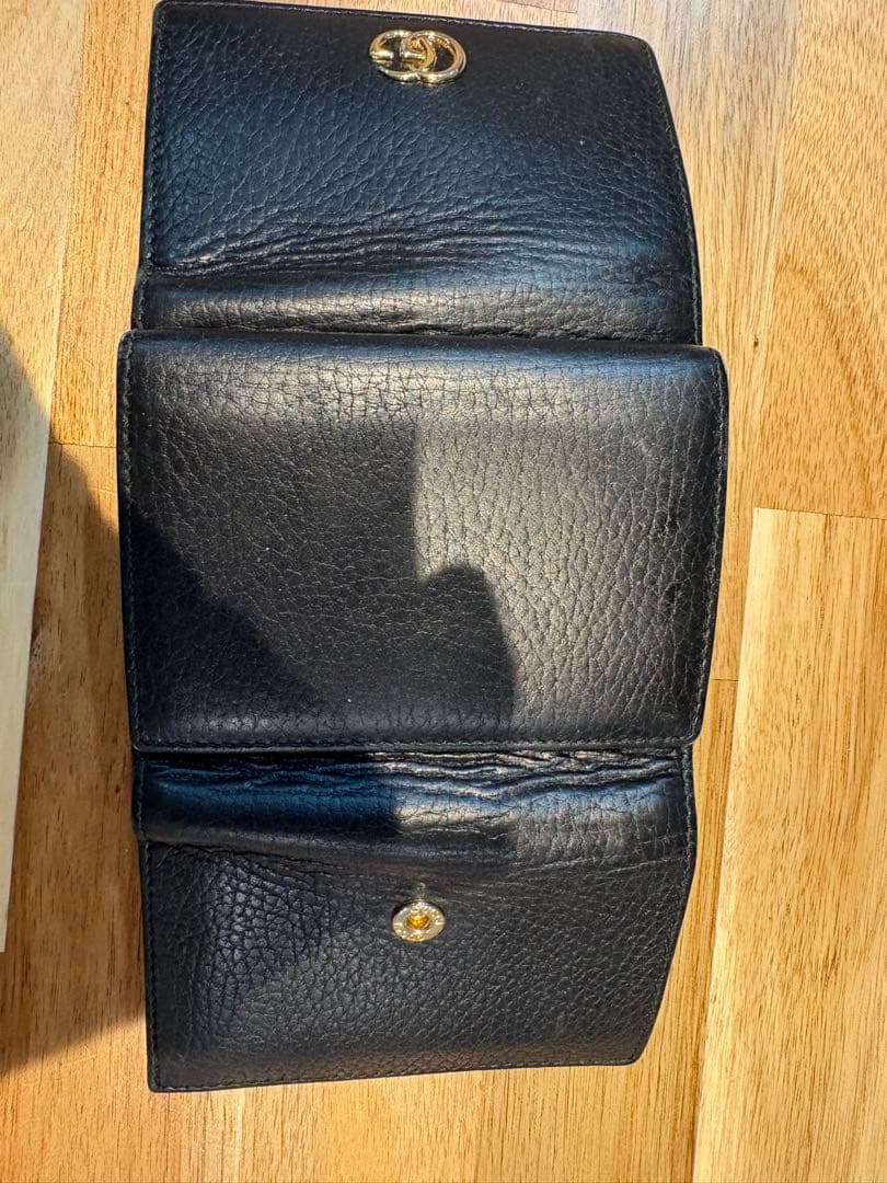 ブラックレザーの三つ折り財GGロゴ