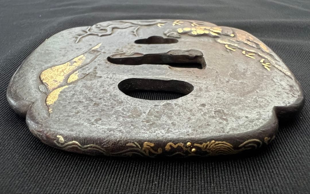 刀装具 鐔 唐人山見図金銀象嵌鉄地鐔 大刀鐔 山河木 日本刀 年代物 箱付き