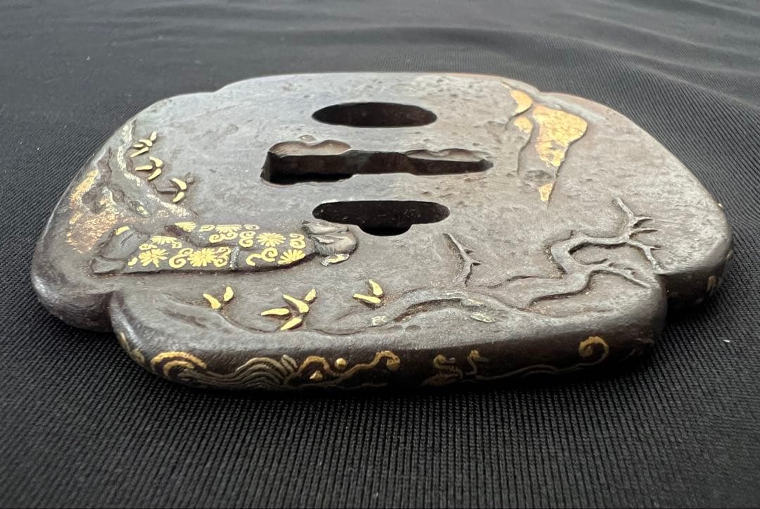 刀装具 鐔 唐人山見図金銀象嵌鉄地鐔 大刀鐔 山河木 日本刀 年代物 箱付き