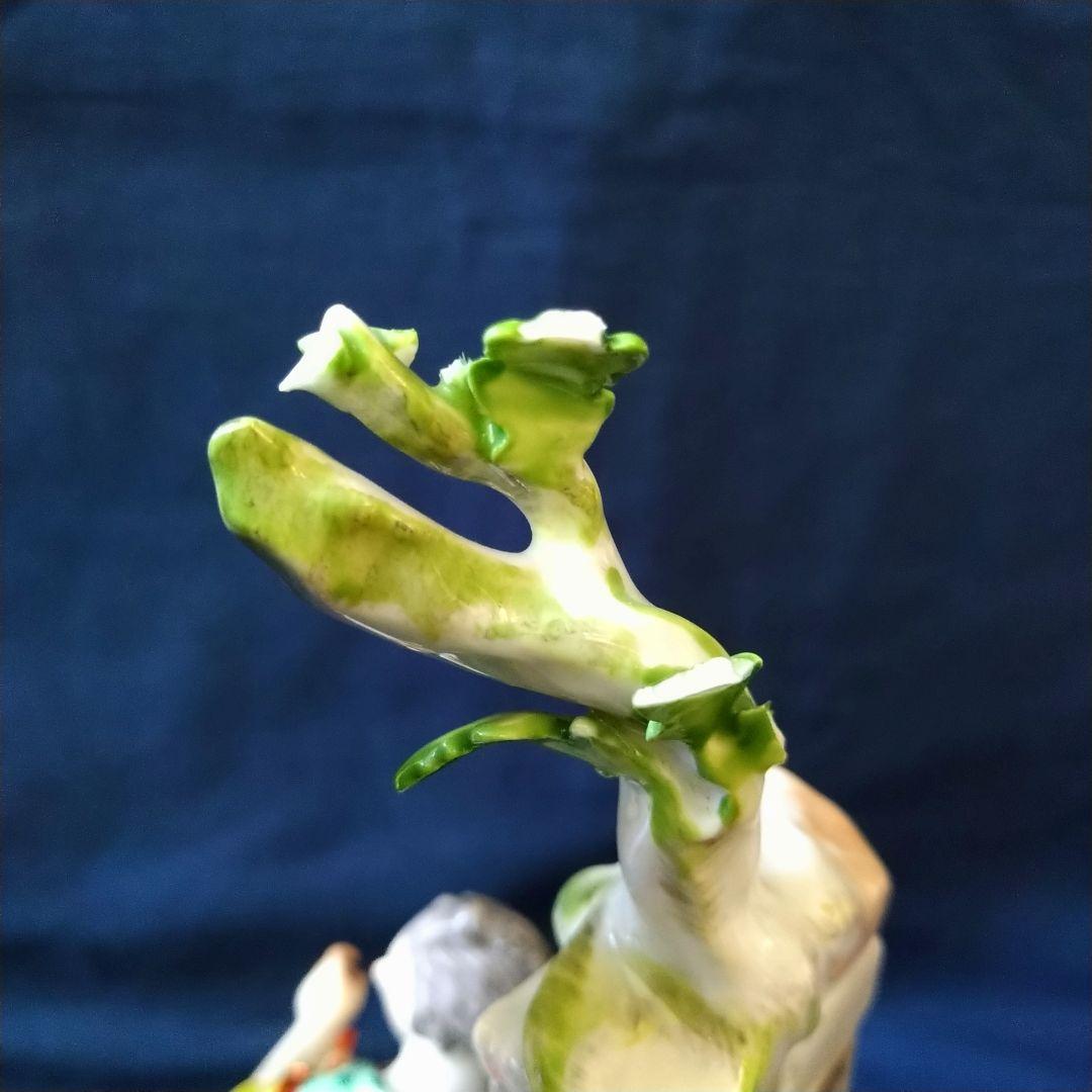 ✤マイセン(Meissen)フィギュリン✤『大きな籠のそばで座る女性』