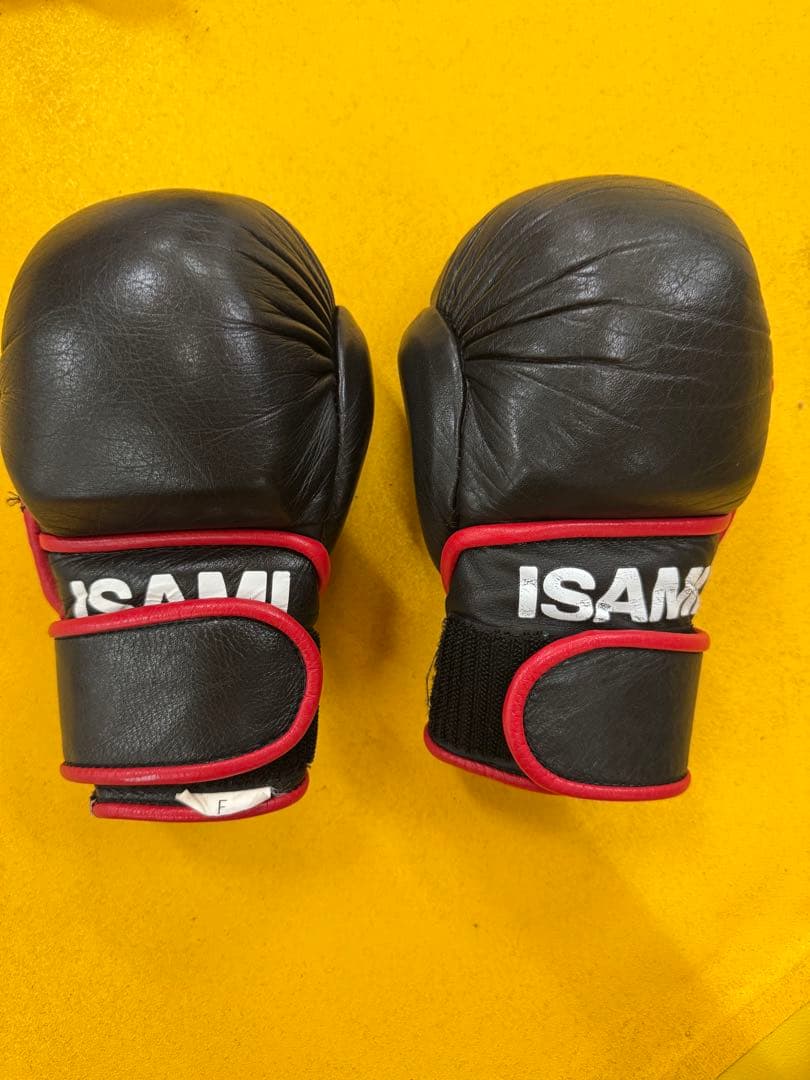 ISAMI ボクシンググローブ 黒/赤 オープンフィンガー