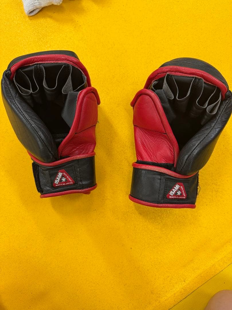 ISAMI ボクシンググローブ 黒/赤 オープンフィンガー