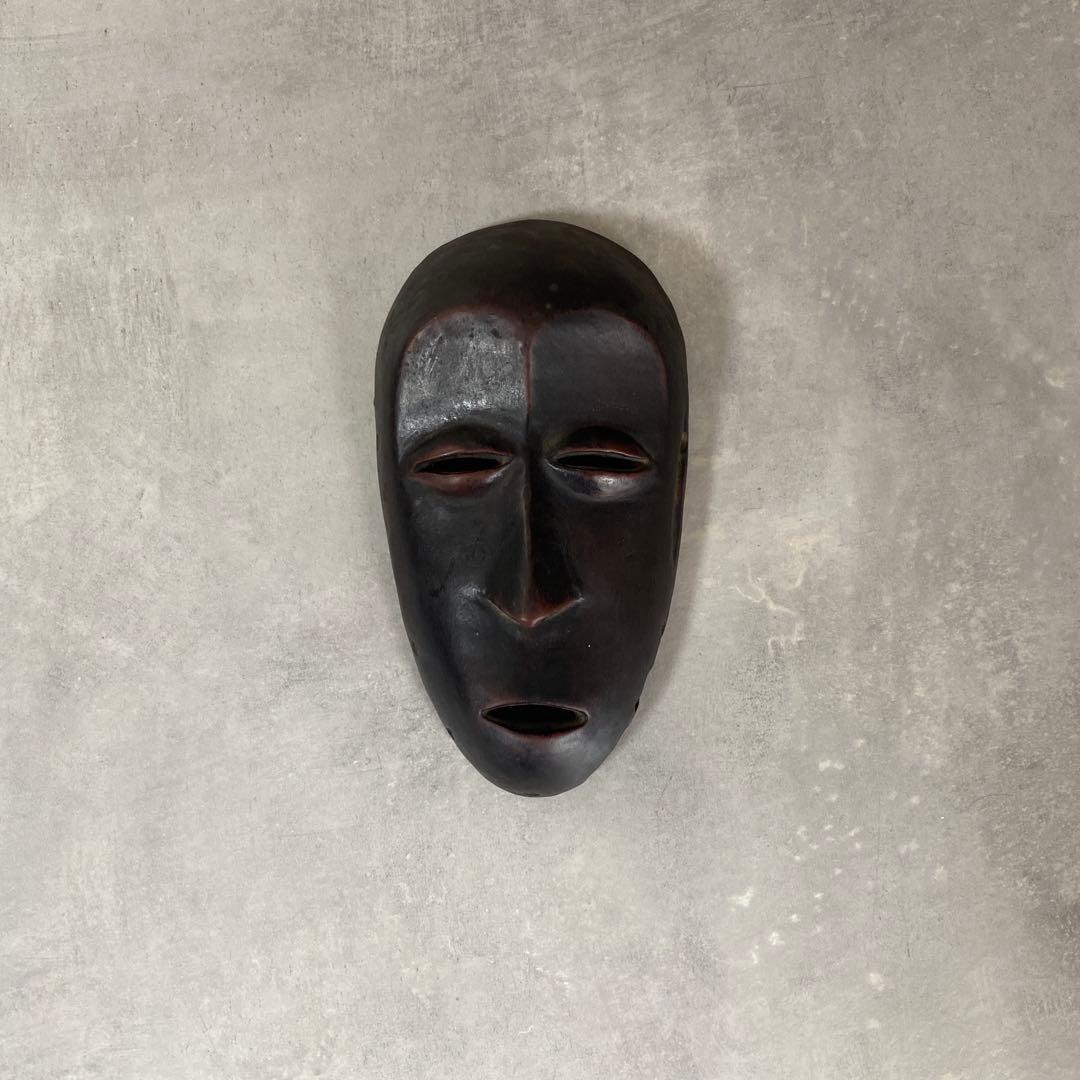 アフリカ工芸品　コートジボワールのマスク　ルーブル型取り工房、9 x 17 cm