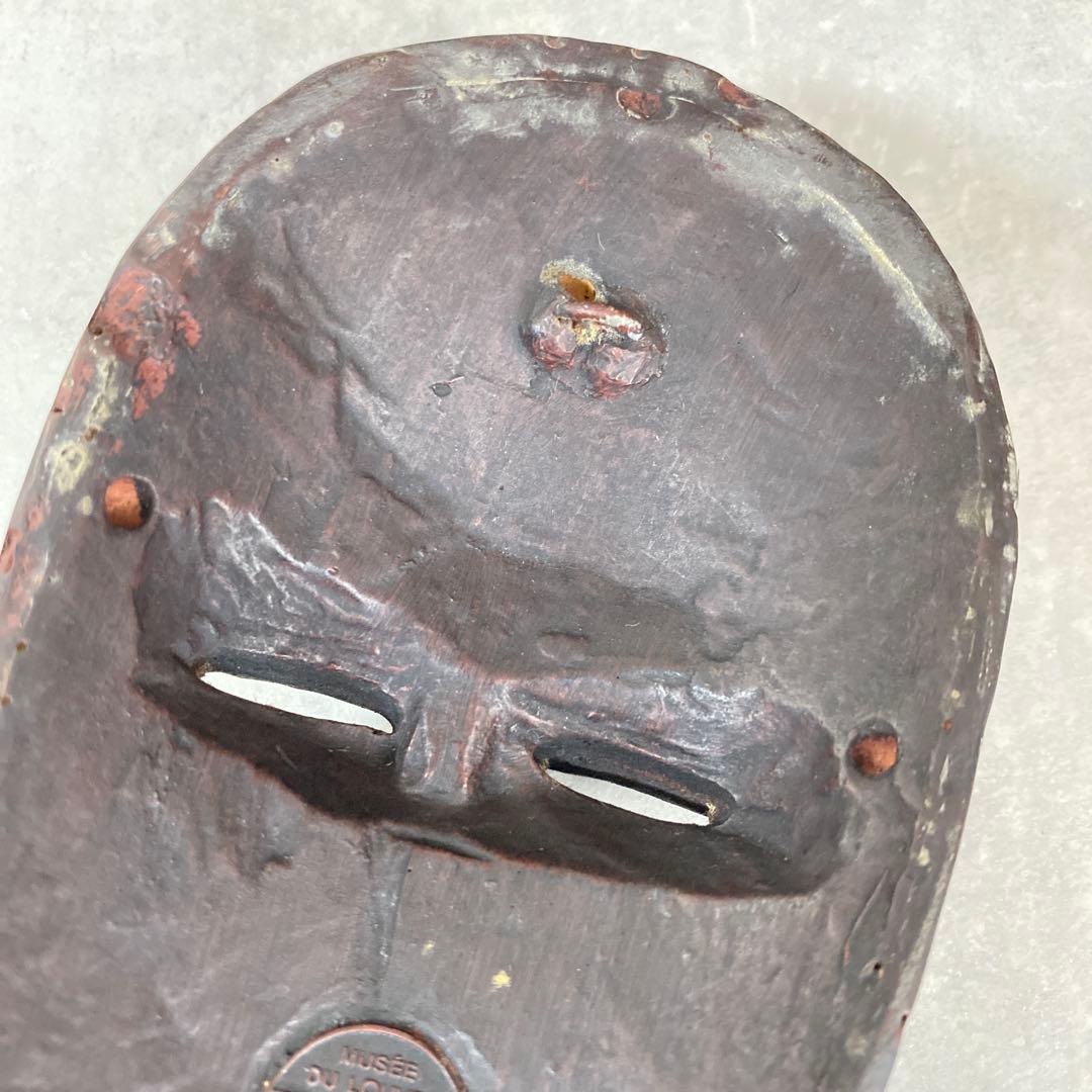 アフリカ工芸品　コートジボワールのマスク　ルーブル型取り工房、9 x 17 cm