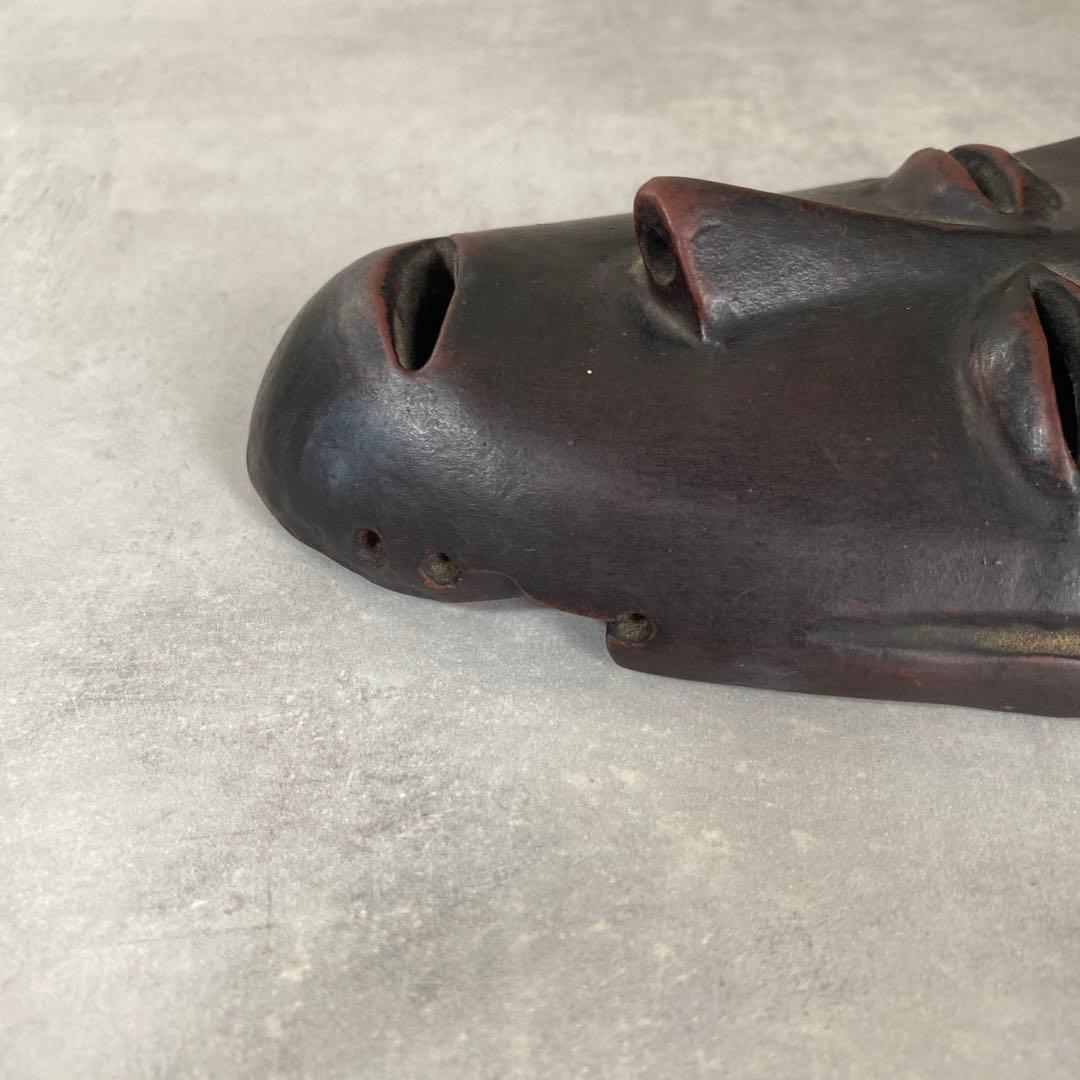 アフリカ工芸品　コートジボワールのマスク　ルーブル型取り工房、9 x 17 cm