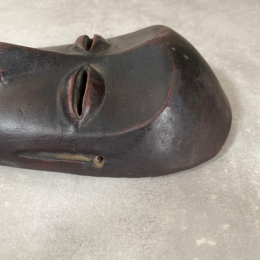 アフリカ工芸品　コートジボワールのマスク　ルーブル型取り工房、9 x 17 cm