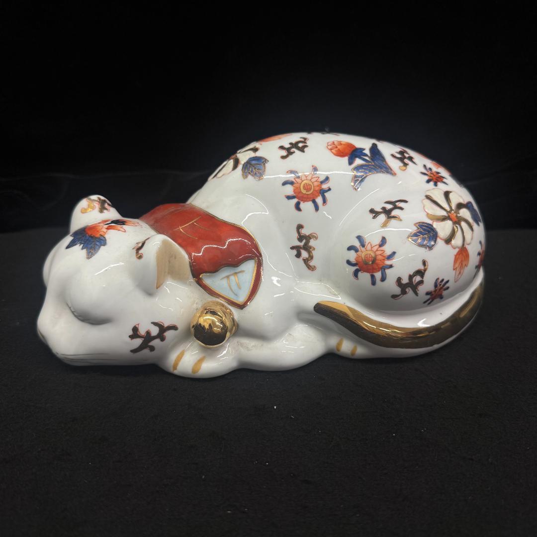 古伊万里 染錦 眠り猫 金彩色絵 猫 置物 招き猫 縁起物 24cm