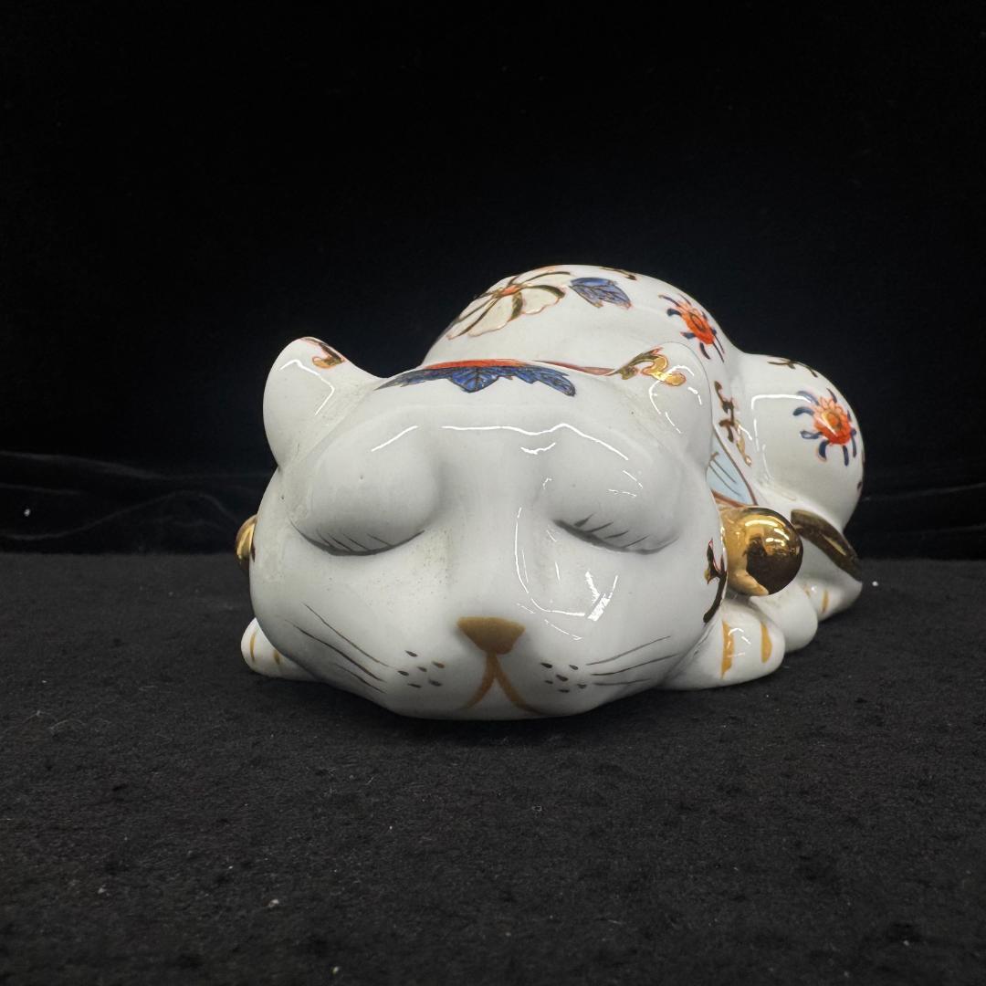 古伊万里 染錦 眠り猫 金彩色絵 猫 置物 招き猫 縁起物 24cm