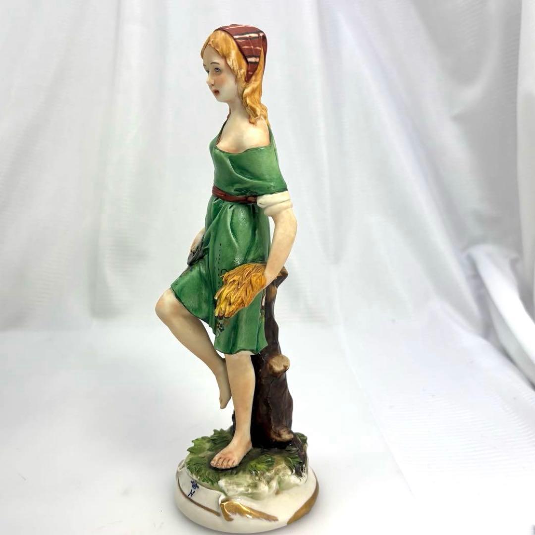 イタリア　カポディモンテの磁器人形　窯印　作者印あり