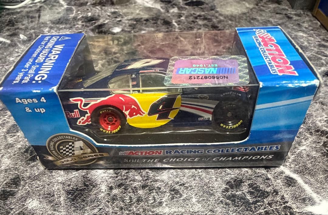 ナスカー NASCAR 1/64 ケーシー・ケイン　レッドブル　2011