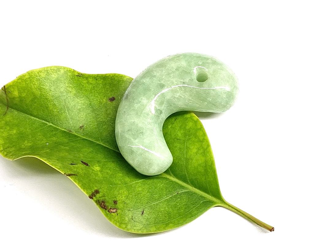 ✳糸魚川翡翠ジェダイト勾玉　希少*平塚古墳型 抜群の氷肌紋様の透過　ソーティング