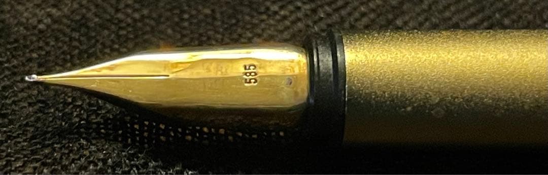 【美品未使用】 箱付き モンブラン ペン先14金万年筆 ノブレスゴールド