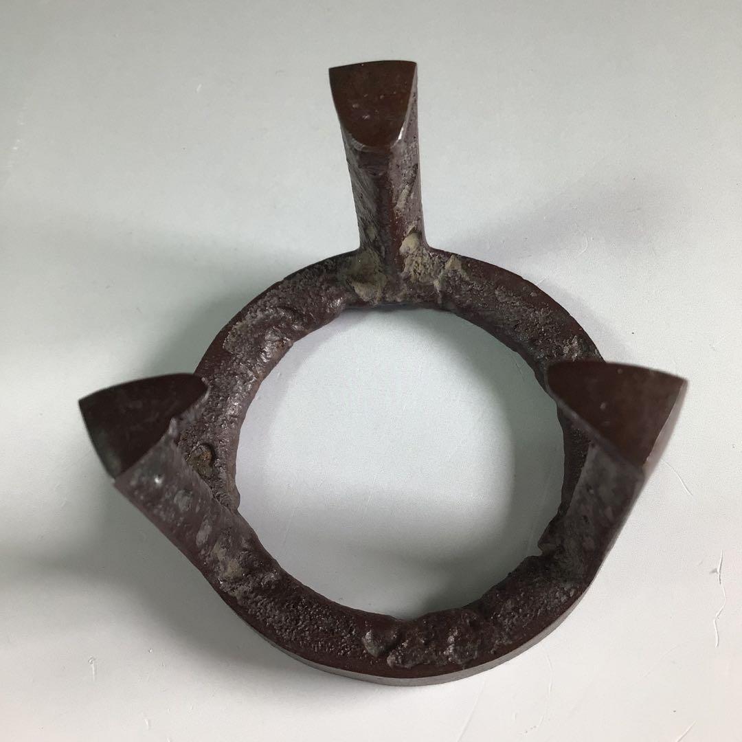 Ｐ９６０　蓋置　『人間国宝　高橋敬典造』『鉄製』『五徳蓋置』　共箱　茶道具