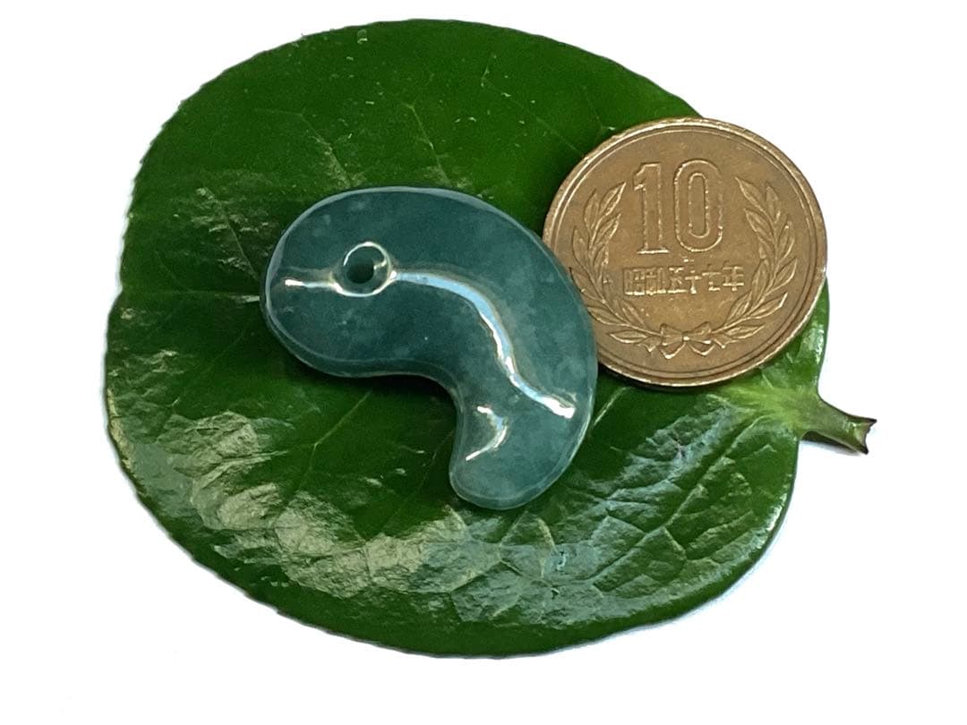 再結晶線入り糸魚川コン沢青翡翠 極上濃厚勾玉　宝石質の透過‼️極上高品質本物保証