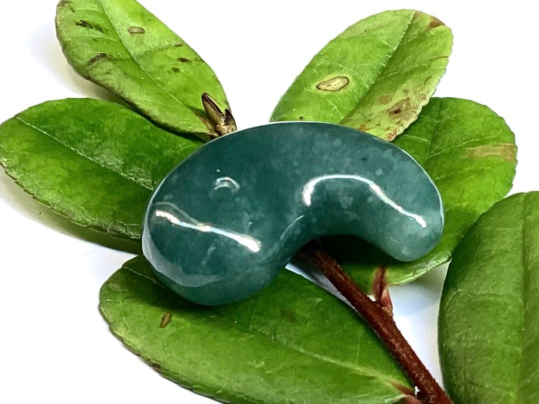 再結晶線入り糸魚川コン沢青翡翠 極上濃厚勾玉　宝石質の透過‼️極上高品質本物保証