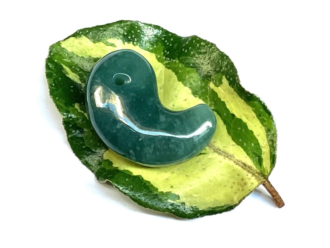 再結晶線入り糸魚川コン沢青翡翠 極上濃厚勾玉　宝石質の透過‼️極上高品質本物保証