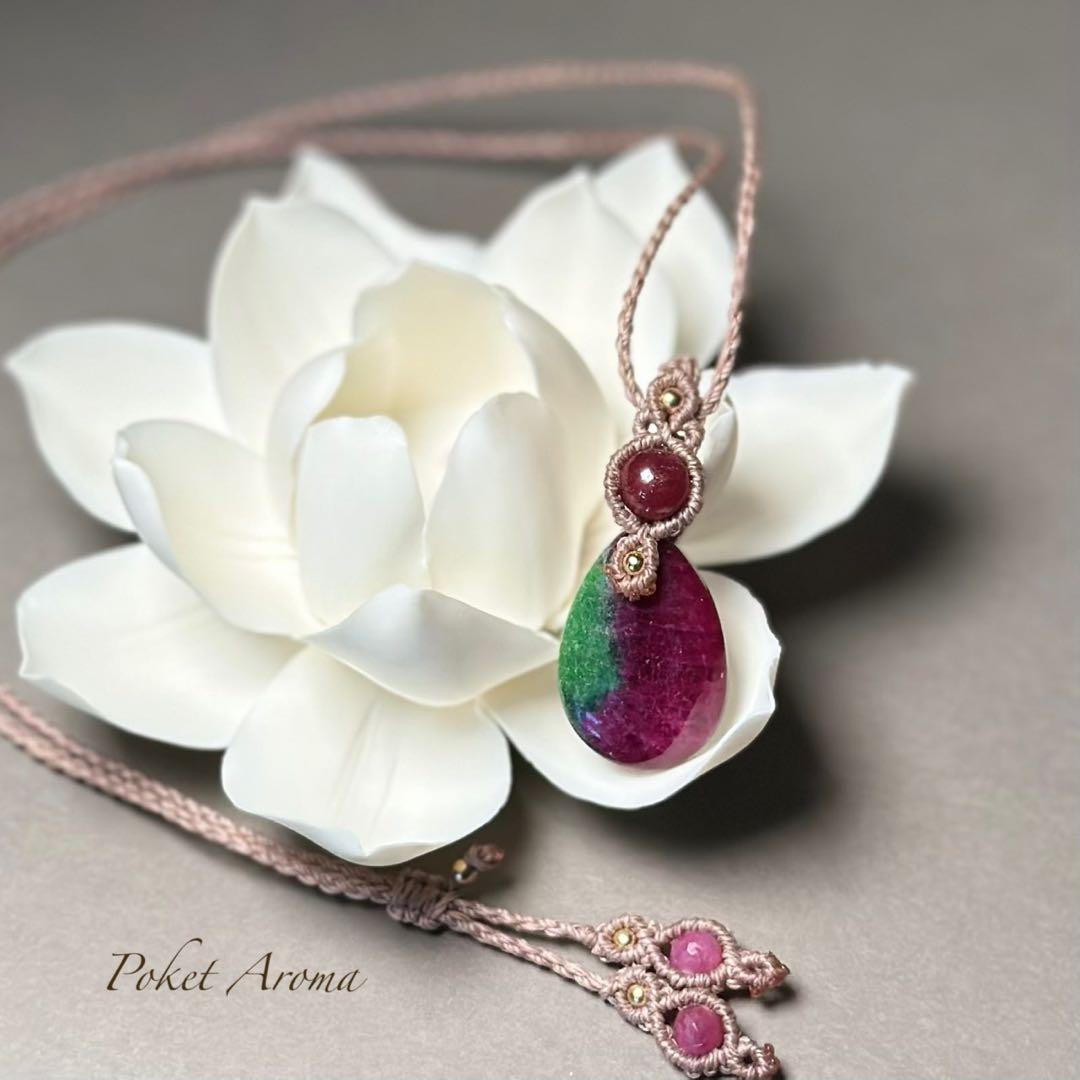 『美衣』ルビーインゾイサイトとルビーのマクラメペンダントネックレス