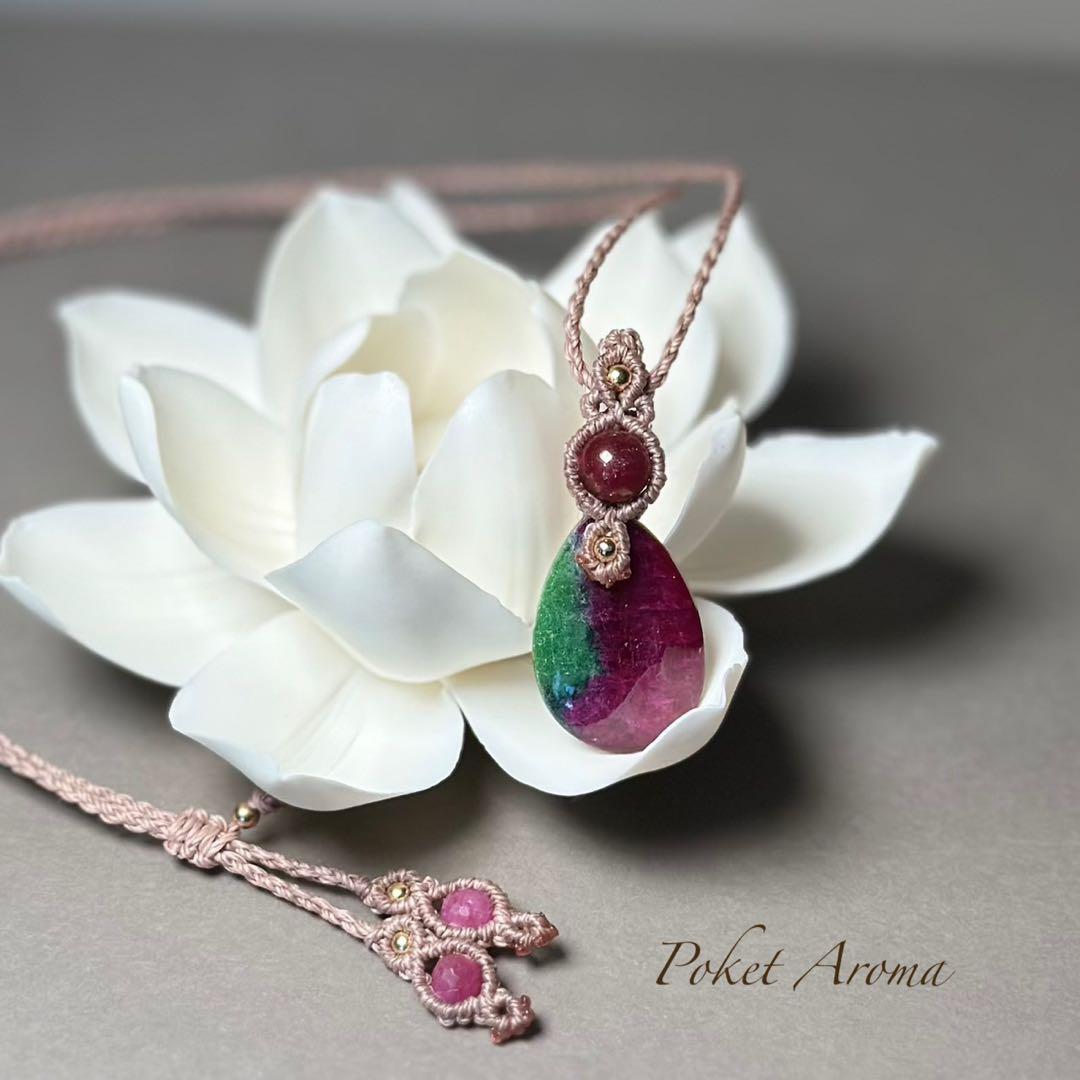 『美衣』ルビーインゾイサイトとルビーのマクラメペンダントネックレス