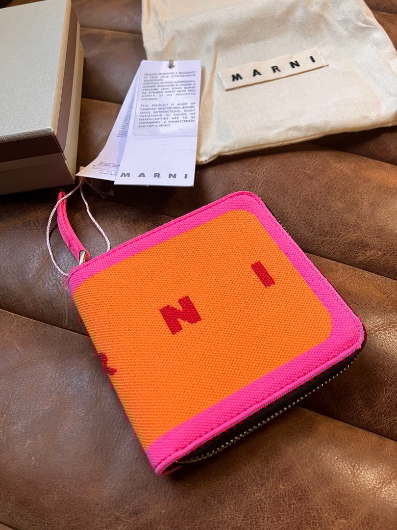 marni マルニ　財布　ピンク　オレンジ　ウォレット　二つ折り　ラウンドジップ