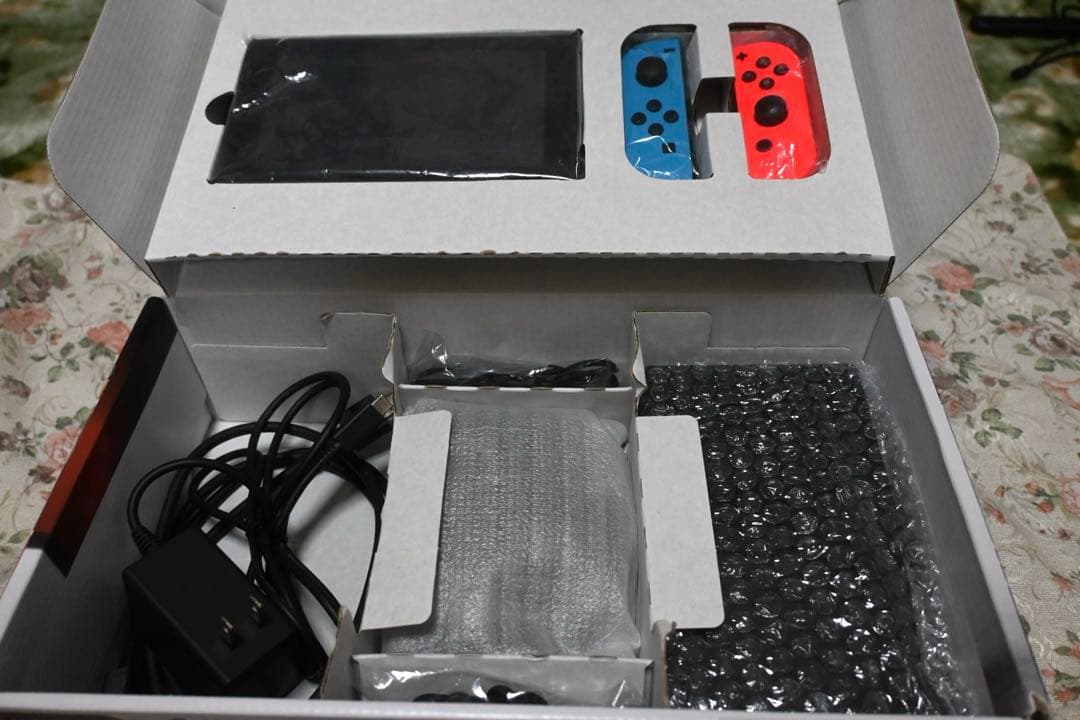 任天堂Switch Joy-Con(L) ネオンブルー/(R) ネオンレッド ②