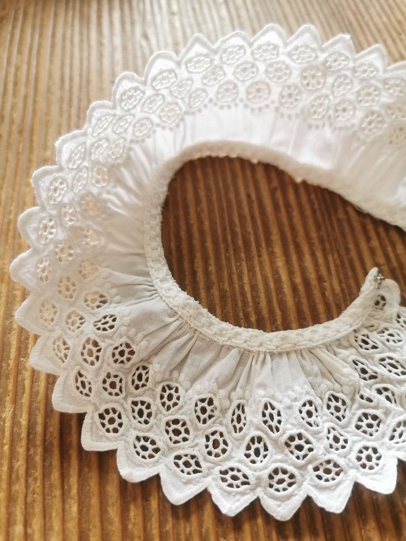 アンティークフランス 透かしと盛上げ手刺繍のガロンレース スカラップトリム付け襟