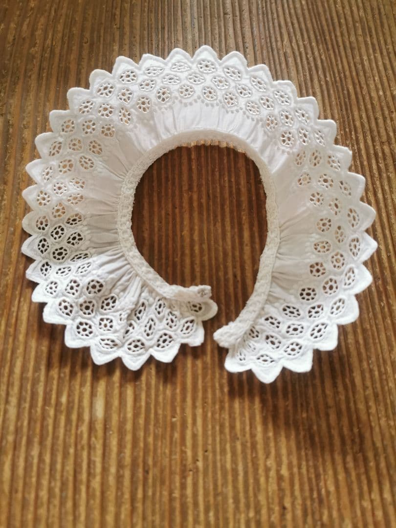 アンティークフランス 透かしと盛上げ手刺繍のガロンレース スカラップトリム付け襟