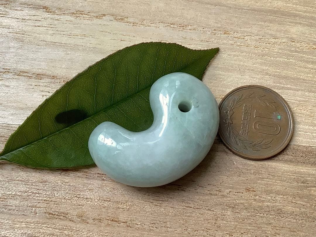 ✳味身良好極上　絶対のおすすめ‼️30万円以上します糸魚川翡翠勾玉　鑑別書付極上物