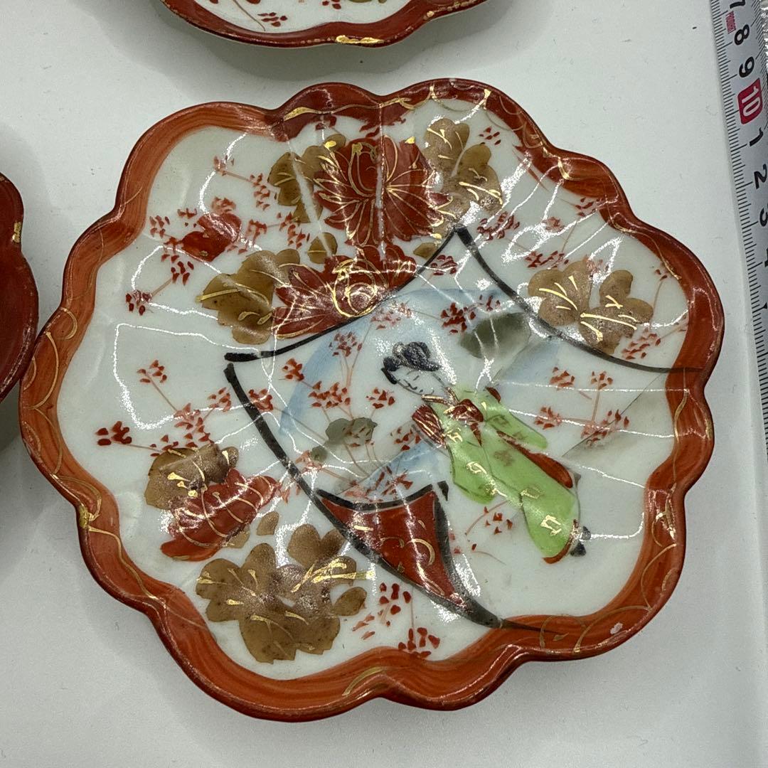 赤絵古い皿　時代物　色絵付 小皿　花 銘 田代 赤絵 人物 歪み 江戸 明治