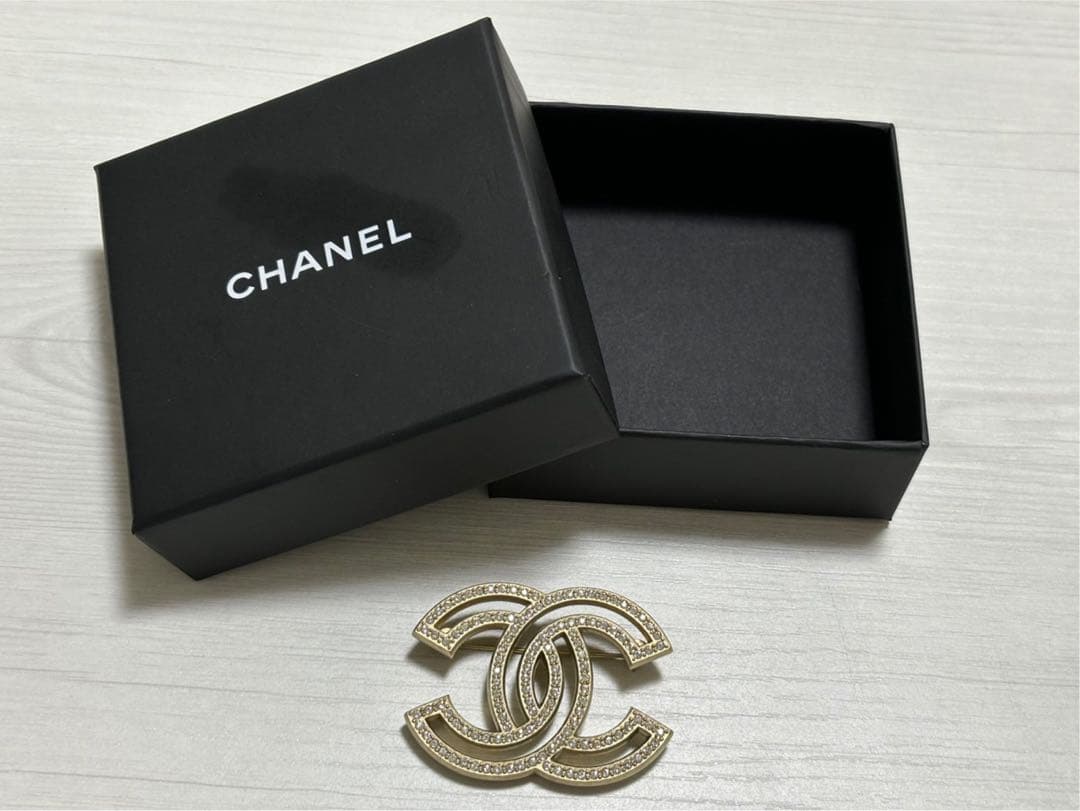 美品　CHANEL ゴールド ブローチ ストーン付き 箱付き