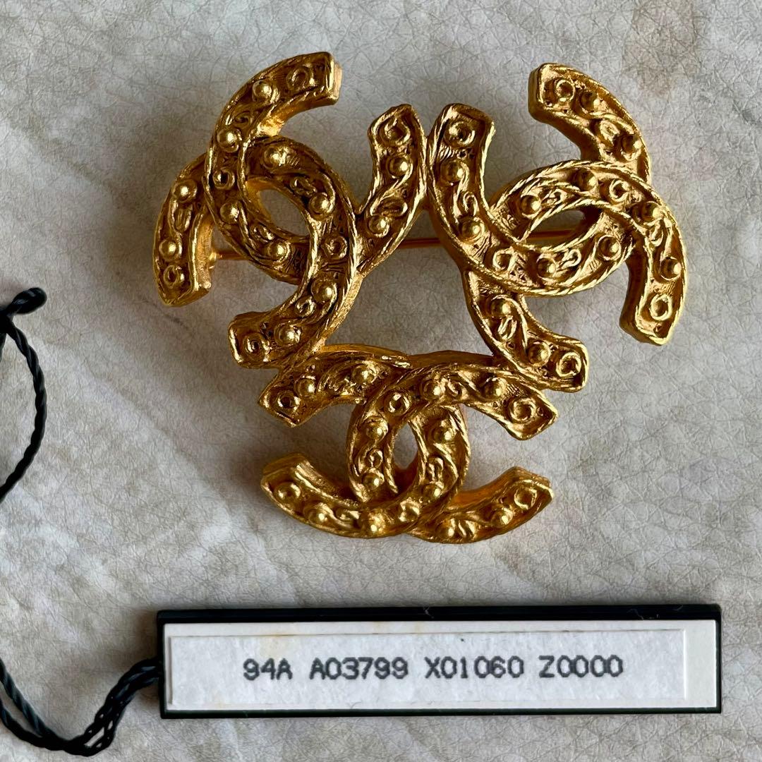 CHANEL トリプルココマーク　ブローチ タグ付き