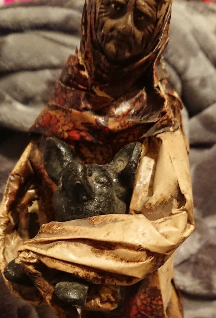 アメリカンヴィンテージ紙張り子黒豚を抱くおばあちゃんドール、人形