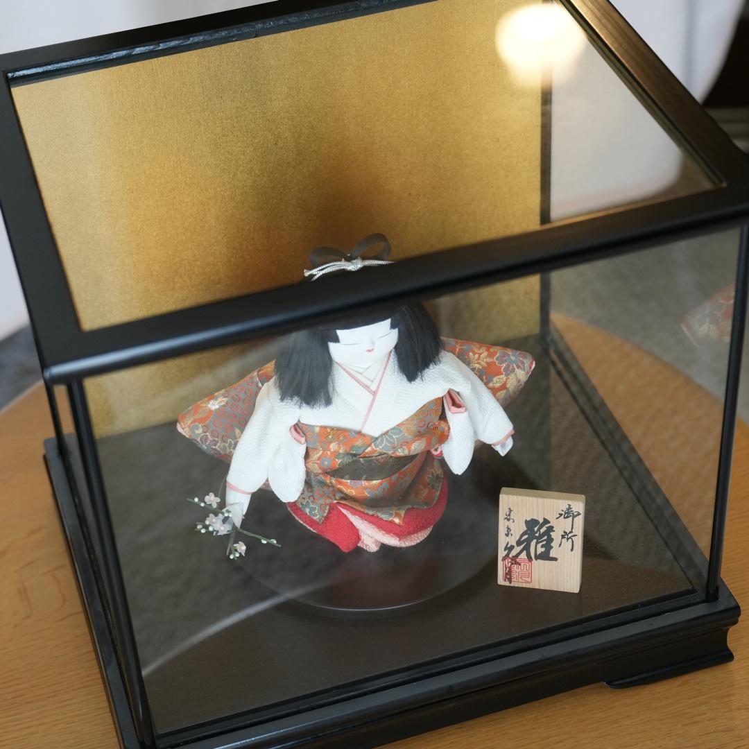 市松人形 久月 雅 金とオレンジ柄の着物 ガラスケース入り