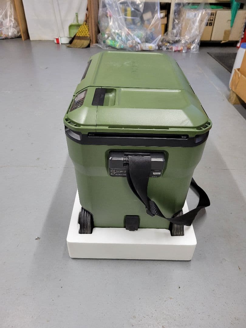 HIKOKI 冷温庫 デジタル表示 グリーン　電池２個付きです