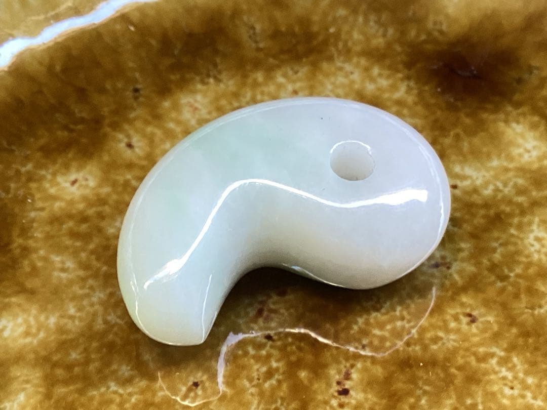 ✳premiumシリーズ幸運導く勾玉 高品質翡翠 再結晶線入り糸魚川翡翠　鑑別書