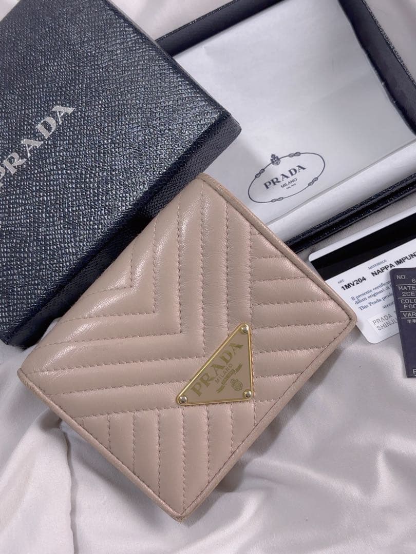 アネモネ♦︎正規店購入＊PRADA プラダ　二つ折り財布＊ナッパー　レザー