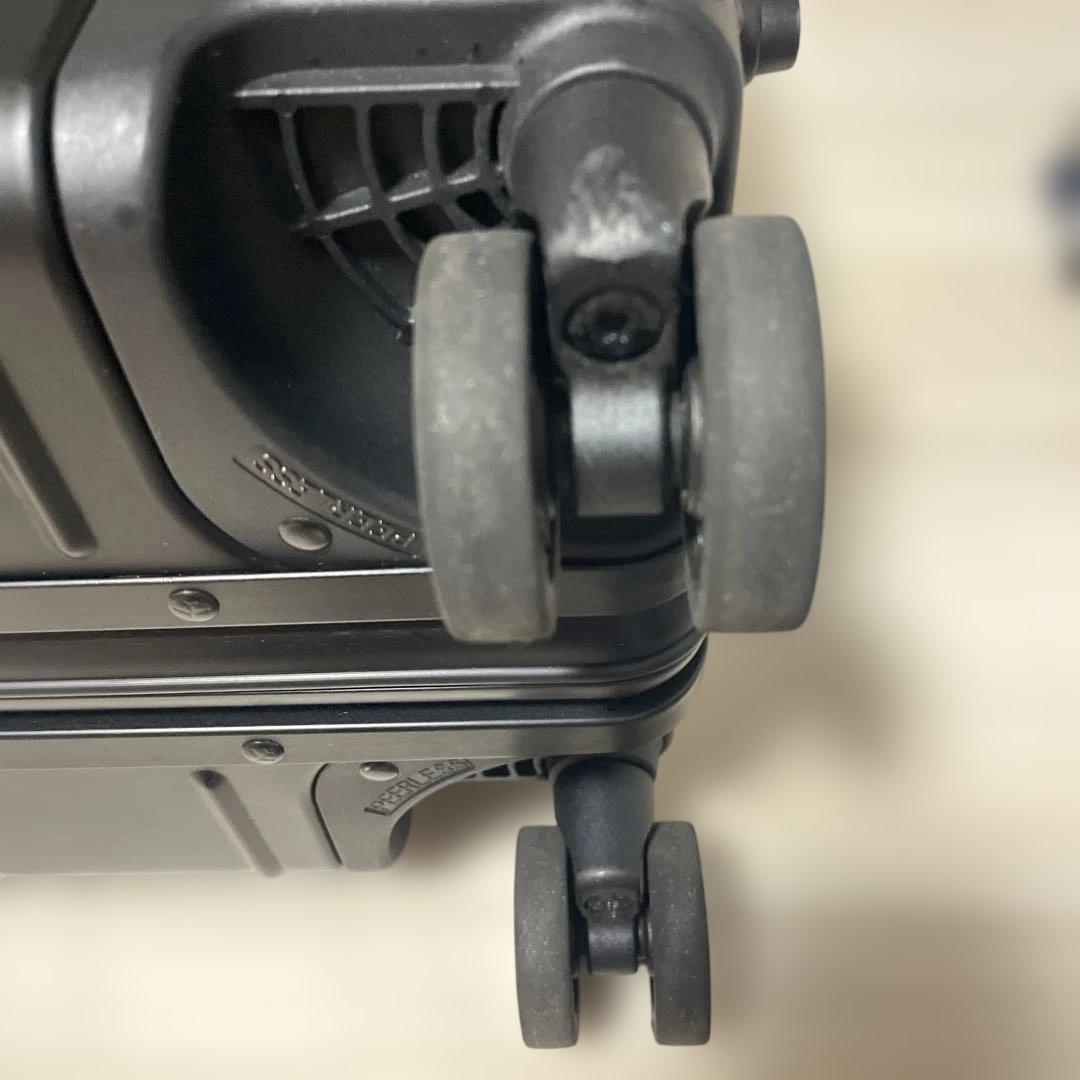 イノベーター　ブラック36L アルミスーツケース