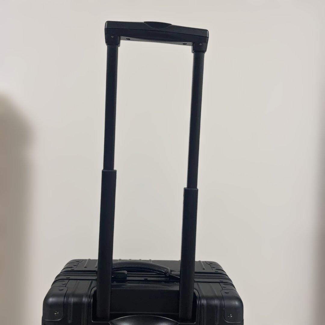 イノベーター　ブラック36L アルミスーツケース