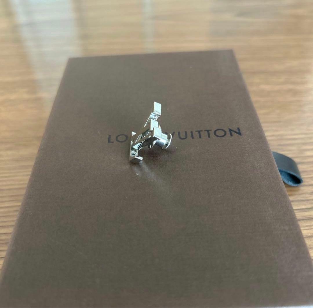 LOUIS VUITTON ルイ ヴィトン ロゴ ピンバッチ ブローチ スタッフ