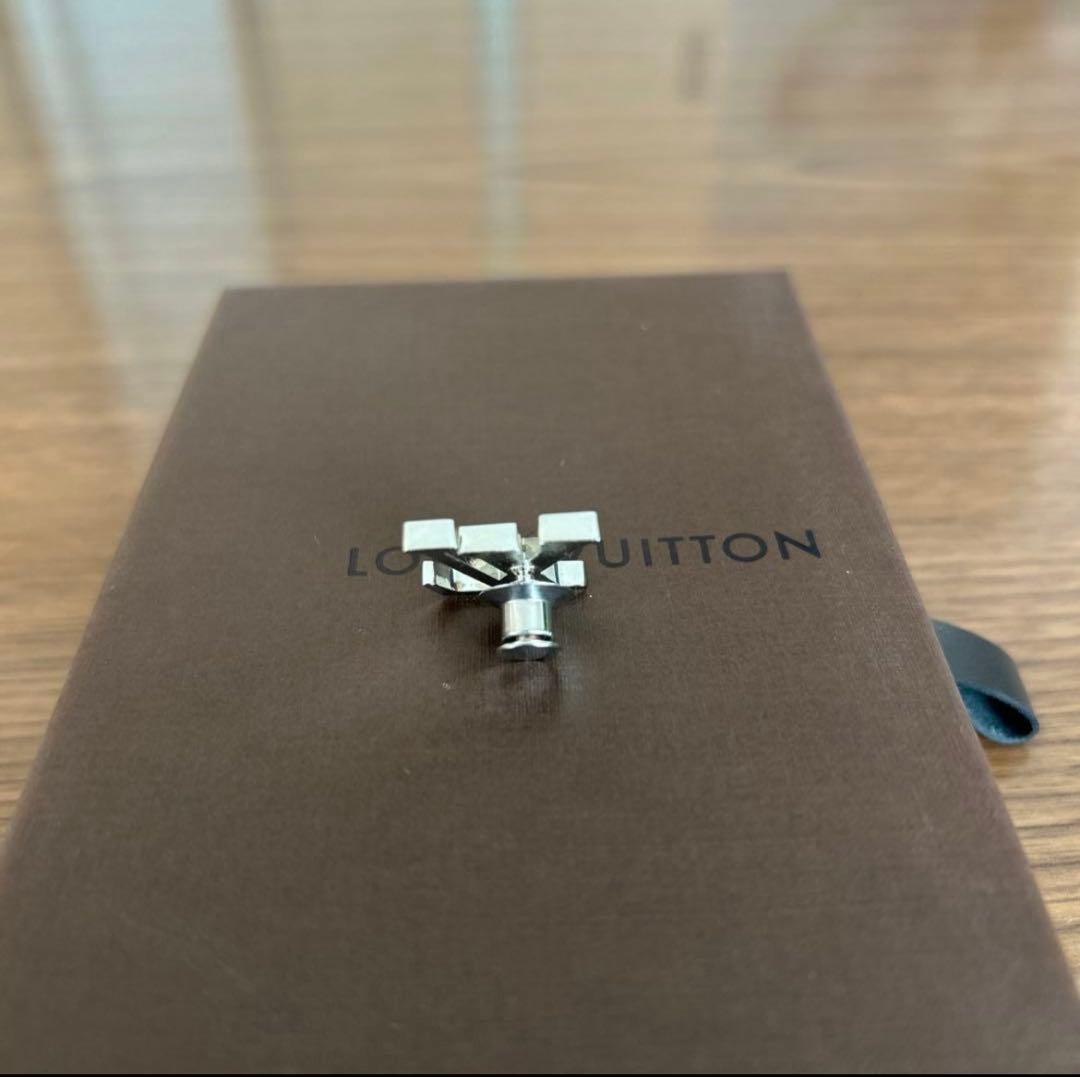 LOUIS VUITTON ルイ ヴィトン ロゴ ピンバッチ ブローチ スタッフ