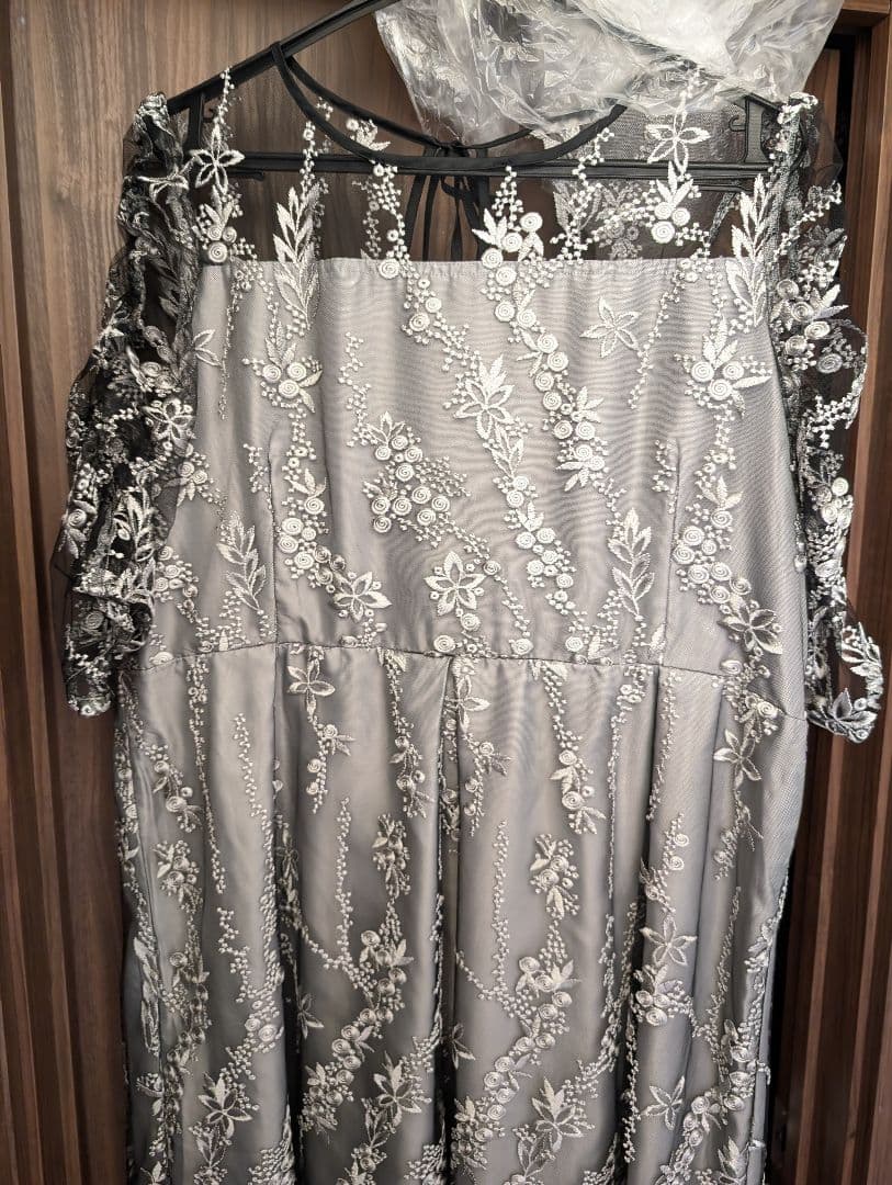 グレー 刺繍入り パーティードレス フリル袖 4L