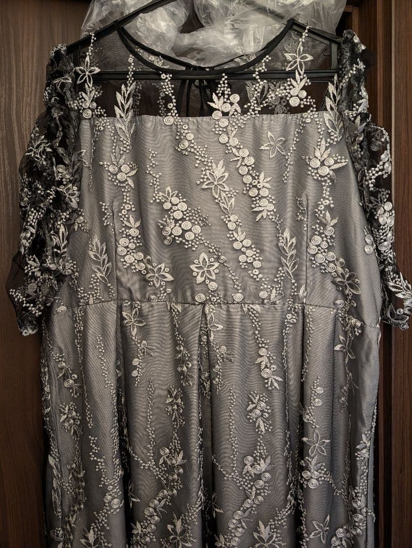 グレー 刺繍入り パーティードレス フリル袖 4L