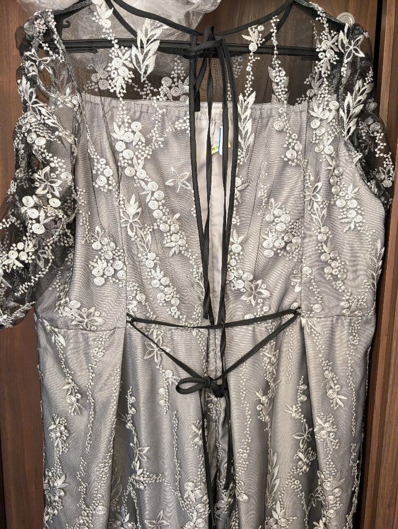 グレー 刺繍入り パーティードレス フリル袖 4L