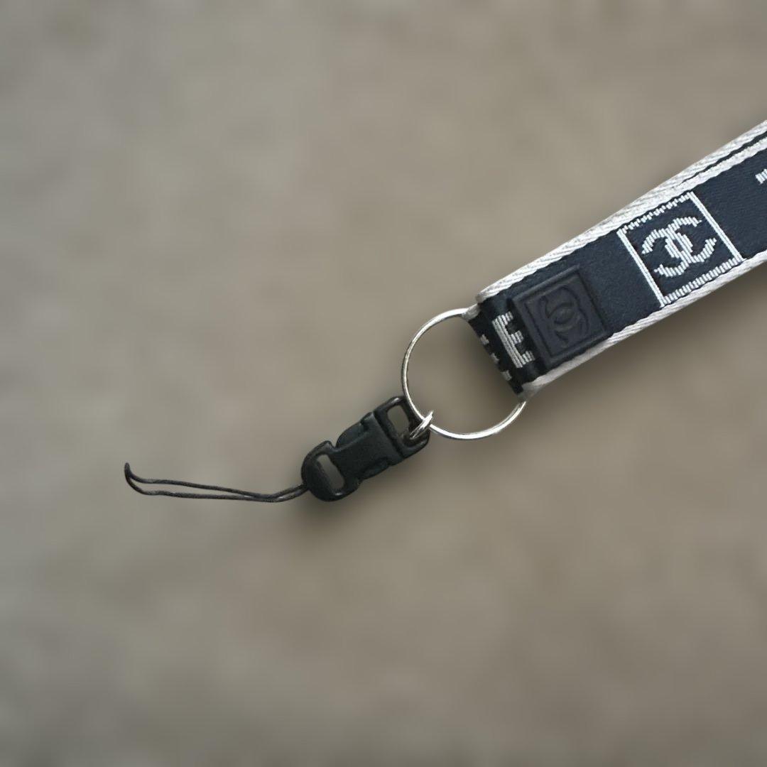 CHANEL ロゴ入りストラップ